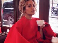 Rita Ora delektuje się poranną kawą